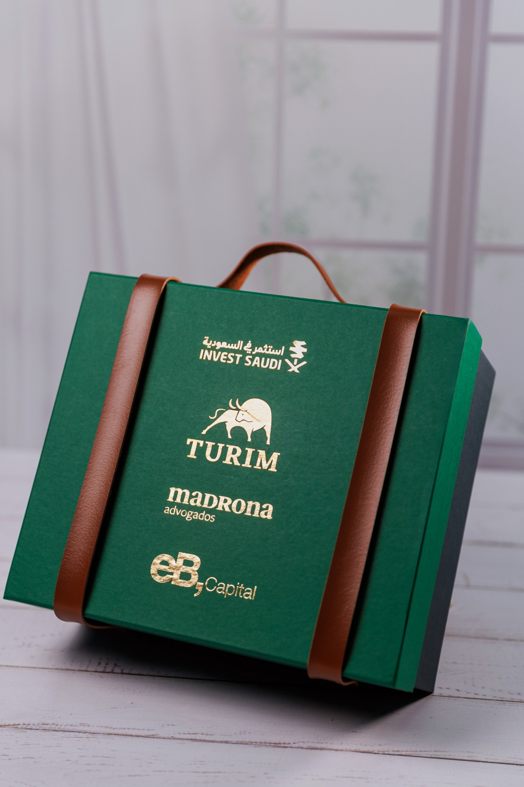 Caixa Tampa Solta com Alça em Couro Sintético e Personalização em Dourado com Relevo